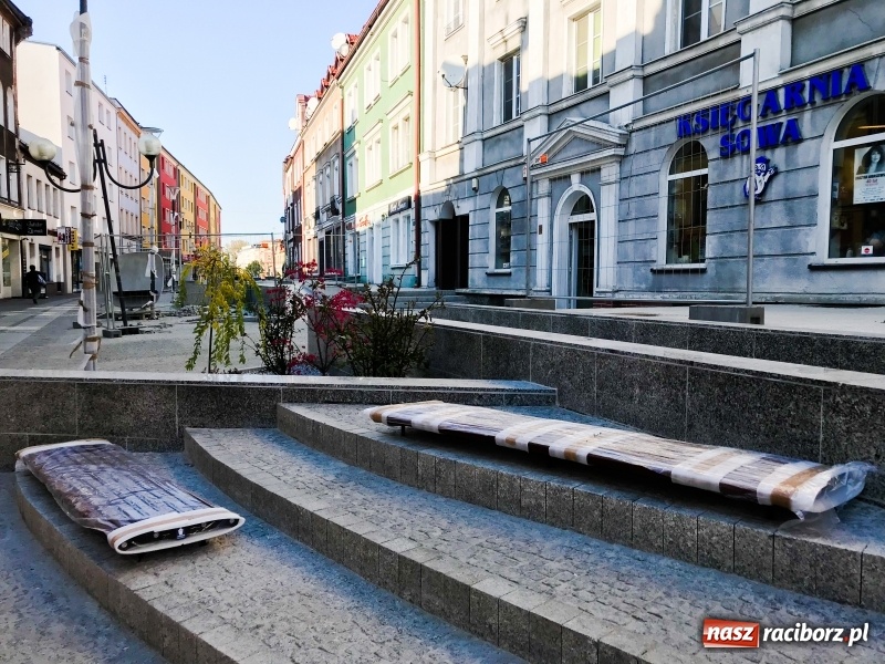 Zdjęcie w galerii na portalu naszraciborz.pl: Na odnowionym odcinku ulicy Długiej zamontowano ławki i siedziska. Jak wam się podobają?  wiadomości z regionu