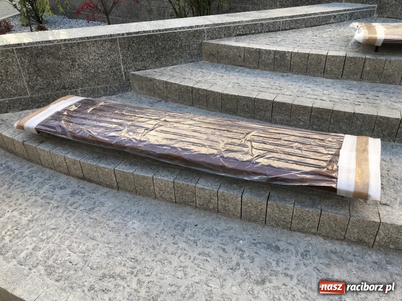 Zdjęcie w galerii na portalu naszraciborz.pl: Na odnowionym odcinku ulicy Długiej zamontowano ławki i siedziska. Jak wam się podobają?  wiadomości z regionu