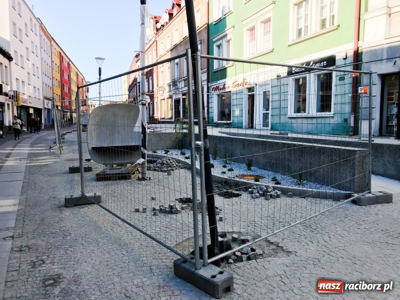 Zdjęcie w galerii na portalu naszraciborz.pl: Na odnowionym odcinku ulicy Długiej zamontowano ławki i siedziska. Jak wam się podobają?  wiadomości z regionu