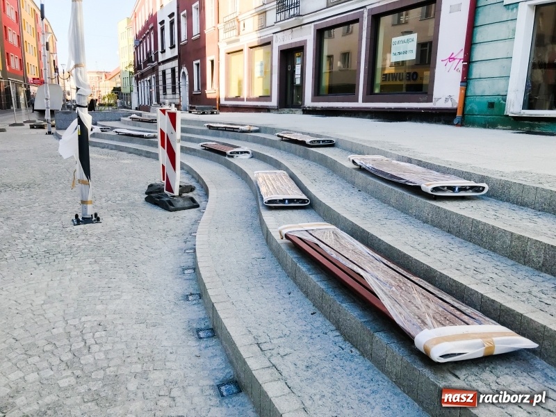 Zdjęcie w galerii na portalu naszraciborz.pl: Na odnowionym odcinku ulicy Długiej zamontowano ławki i siedziska. Jak wam się podobają?  wiadomości z regionu