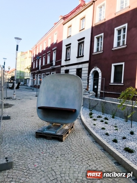 Zdjęcie w galerii na portalu naszraciborz.pl: Na odnowionym odcinku ulicy Długiej zamontowano ławki i siedziska. Jak wam się podobają?  wiadomości z regionu