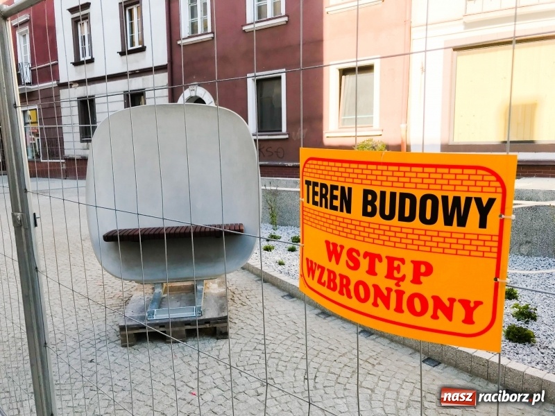 Zdjęcie w galerii na portalu naszraciborz.pl: Na odnowionym odcinku ulicy Długiej zamontowano ławki i siedziska. Jak wam się podobają?  wiadomości z regionu