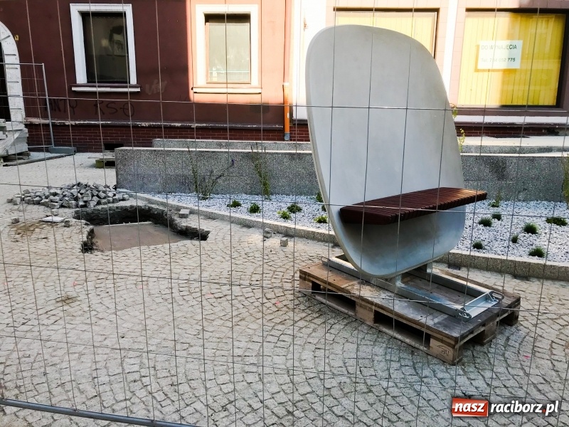 Zdjęcie w galerii na portalu naszraciborz.pl: Na odnowionym odcinku ulicy Długiej zamontowano ławki i siedziska. Jak wam się podobają?  wiadomości z regionu