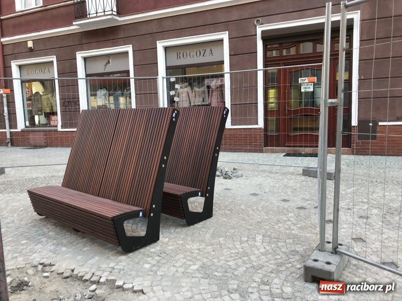 Zdjęcie w galerii na portalu naszraciborz.pl: Na odnowionym odcinku ulicy Długiej zamontowano ławki i siedziska. Jak wam się podobają?  wiadomości z regionu