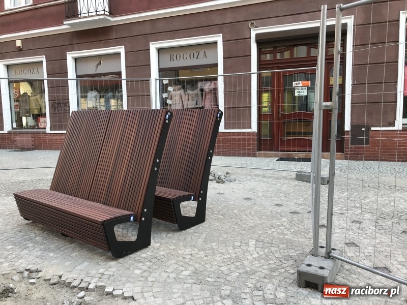 Zdjęcie w galerii na portalu naszraciborz.pl: Na odnowionym odcinku ulicy Długiej zamontowano ławki i siedziska. Jak wam się podobają?  wiadomości z regionu