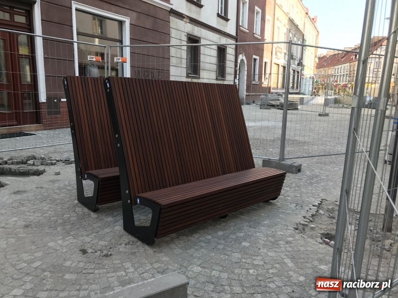 Zdjęcie w galerii na portalu naszraciborz.pl: Na odnowionym odcinku ulicy Długiej zamontowano ławki i siedziska. Jak wam się podobają?  wiadomości z regionu