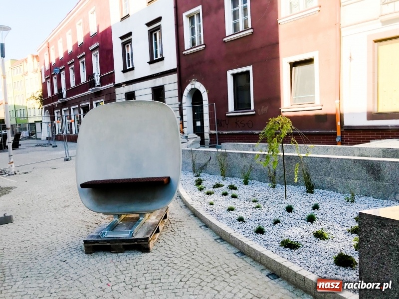 Zdjęcie w galerii na portalu naszraciborz.pl: Na odnowionym odcinku ulicy Długiej zamontowano ławki i siedziska. Jak wam się podobają?  wiadomości z regionu