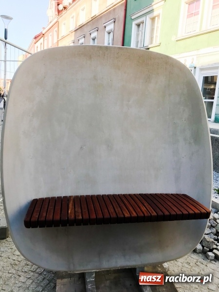 Zdjęcie w galerii na portalu naszraciborz.pl: Na odnowionym odcinku ulicy Długiej zamontowano ławki i siedziska. Jak wam się podobają?  wiadomości z regionu