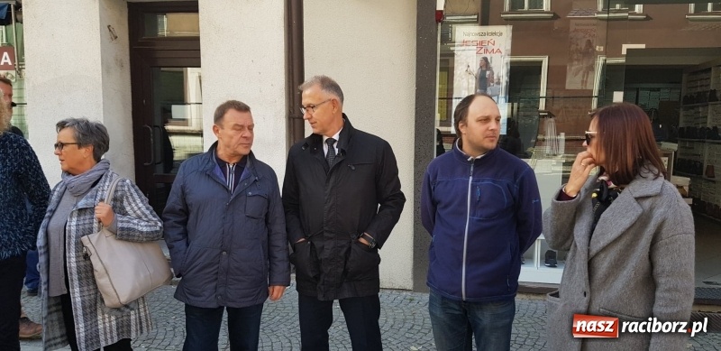 Zdjęcie w galerii na portalu naszraciborz.pl: Na odnowionym odcinku ulicy Długiej zamontowano ławki i siedziska. Jak wam się podobają?  wiadomości z regionu