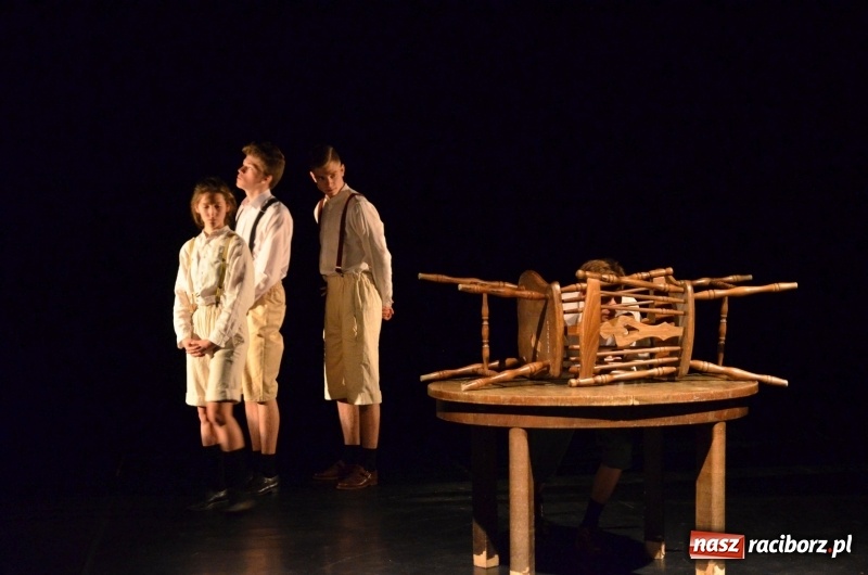 Zdjęcie w galerii na portalu naszraciborz.pl: Blaszany bębenek otworzył trzydniowe raciborskie święto teatru wiadomości z regionu