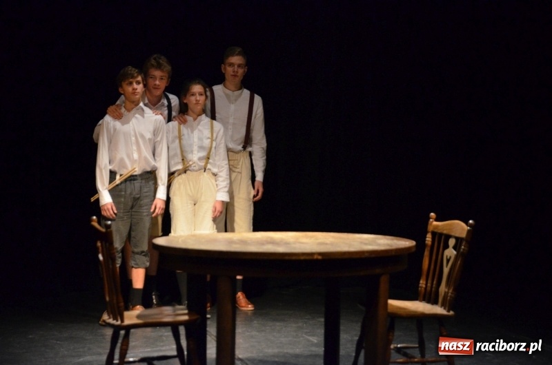 Zdjęcie w galerii na portalu naszraciborz.pl: Blaszany bębenek otworzył trzydniowe raciborskie święto teatru wiadomości z regionu