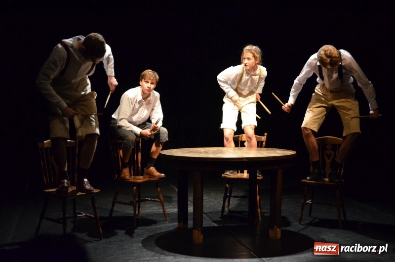 Zdjęcie w galerii na portalu naszraciborz.pl: Blaszany bębenek otworzył trzydniowe raciborskie święto teatru wiadomości z regionu