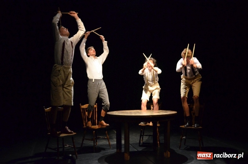 Zdjęcie w galerii na portalu naszraciborz.pl: Blaszany bębenek otworzył trzydniowe raciborskie święto teatru wiadomości z regionu