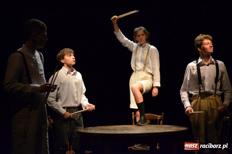 Zdjęcie w galerii na portalu naszraciborz.pl: Blaszany bębenek otworzył trzydniowe raciborskie święto teatru wiadomości z regionu