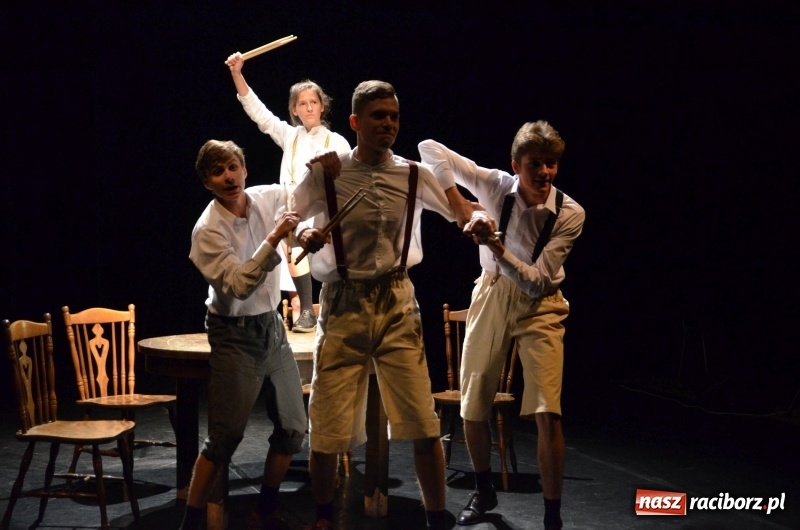 Zdjęcie w galerii na portalu naszraciborz.pl: Blaszany bębenek otworzył trzydniowe raciborskie święto teatru wiadomości z regionu