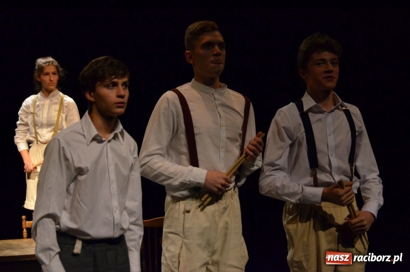 Zdjęcie w galerii na portalu naszraciborz.pl: Blaszany bębenek otworzył trzydniowe raciborskie święto teatru wiadomości z regionu