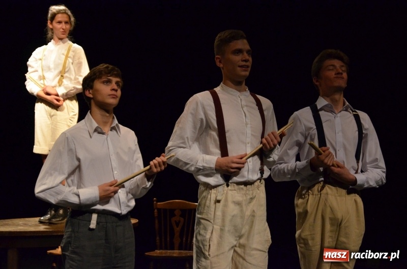 Zdjęcie w galerii na portalu naszraciborz.pl: Blaszany bębenek otworzył trzydniowe raciborskie święto teatru wiadomości z regionu