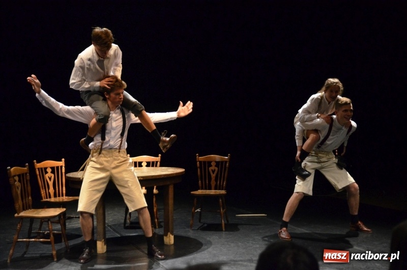 Zdjęcie w galerii na portalu naszraciborz.pl: Blaszany bębenek otworzył trzydniowe raciborskie święto teatru wiadomości z regionu