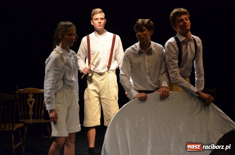 Zdjęcie w galerii na portalu naszraciborz.pl: Blaszany bębenek otworzył trzydniowe raciborskie święto teatru wiadomości z regionu