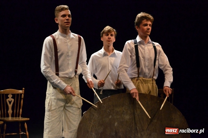 Zdjęcie w galerii na portalu naszraciborz.pl: Blaszany bębenek otworzył trzydniowe raciborskie święto teatru wiadomości z regionu