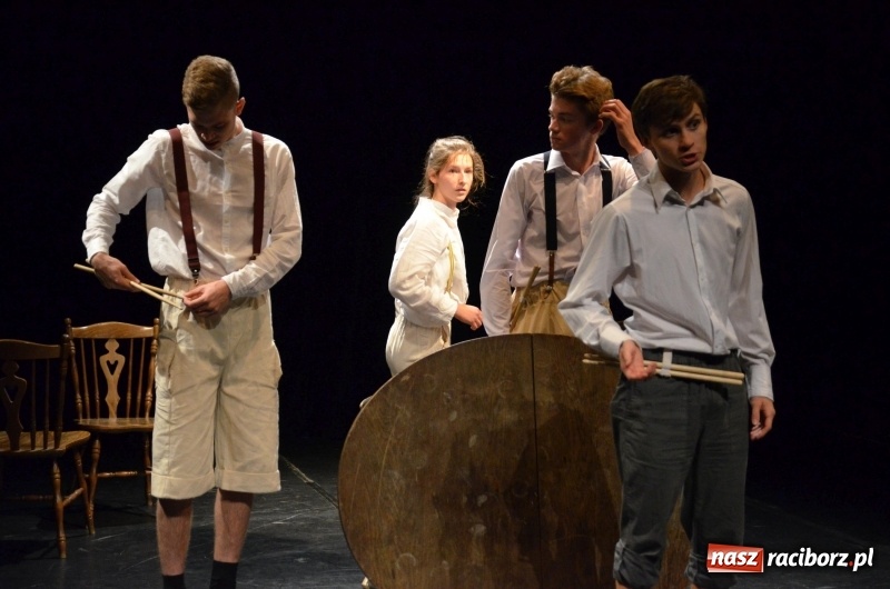 Zdjęcie w galerii na portalu naszraciborz.pl: Blaszany bębenek otworzył trzydniowe raciborskie święto teatru wiadomości z regionu