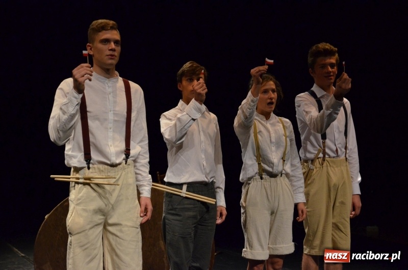 Zdjęcie w galerii na portalu naszraciborz.pl: Blaszany bębenek otworzył trzydniowe raciborskie święto teatru wiadomości z regionu