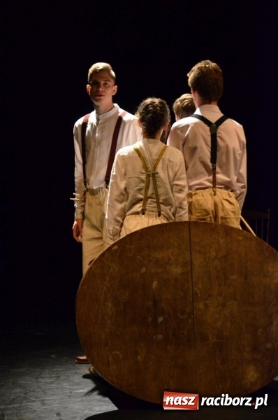 Zdjęcie w galerii na portalu naszraciborz.pl: Blaszany bębenek otworzył trzydniowe raciborskie święto teatru wiadomości z regionu