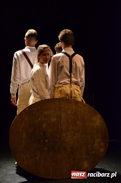 Zdjęcie w galerii na portalu naszraciborz.pl: Blaszany bębenek otworzył trzydniowe raciborskie święto teatru wiadomości z regionu