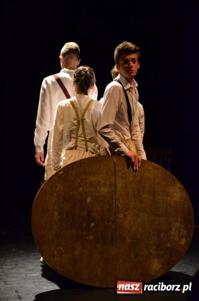 Zdjęcie w galerii na portalu naszraciborz.pl: Blaszany bębenek otworzył trzydniowe raciborskie święto teatru wiadomości z regionu