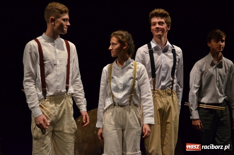 Zdjęcie w galerii na portalu naszraciborz.pl: Blaszany bębenek otworzył trzydniowe raciborskie święto teatru wiadomości z regionu