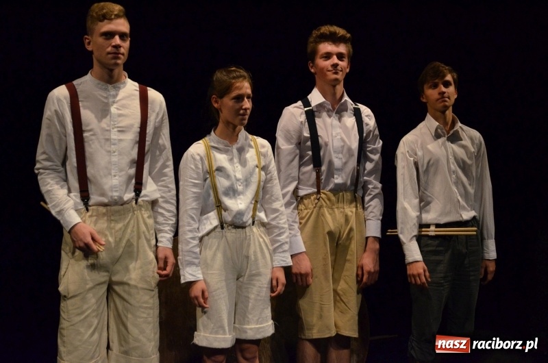 Zdjęcie w galerii na portalu naszraciborz.pl: Blaszany bębenek otworzył trzydniowe raciborskie święto teatru wiadomości z regionu