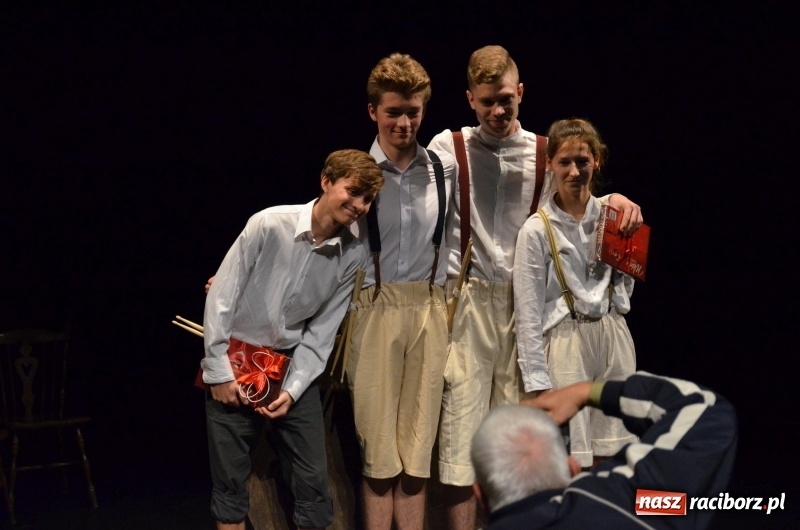 Zdjęcie w galerii na portalu naszraciborz.pl: Blaszany bębenek otworzył trzydniowe raciborskie święto teatru wiadomości z regionu