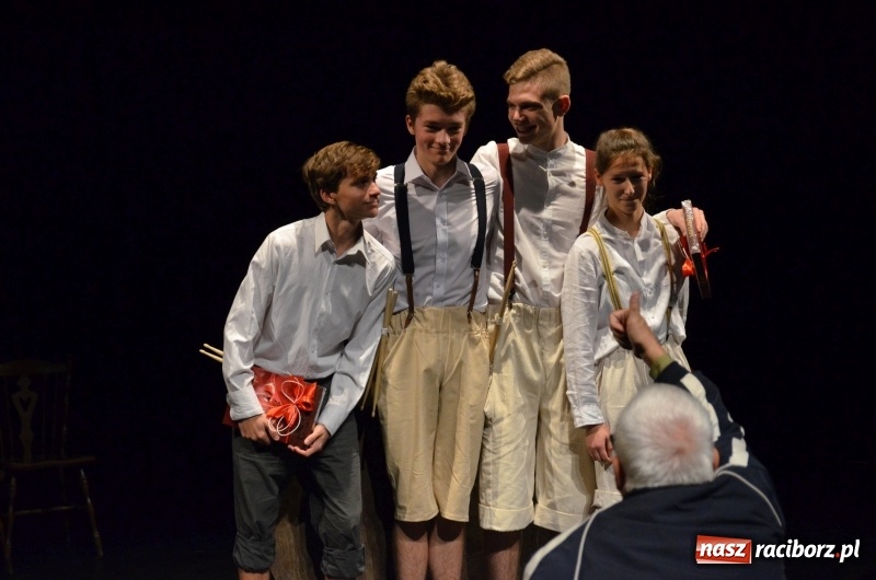 Zdjęcie w galerii na portalu naszraciborz.pl: Blaszany bębenek otworzył trzydniowe raciborskie święto teatru wiadomości z regionu