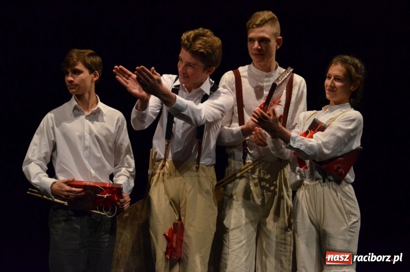 Zdjęcie w galerii na portalu naszraciborz.pl: Blaszany bębenek otworzył trzydniowe raciborskie święto teatru wiadomości z regionu