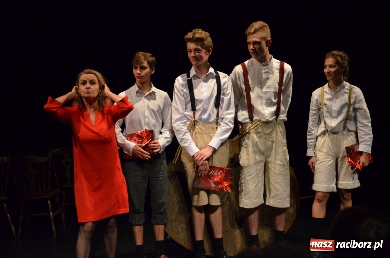 Zdjęcie w galerii na portalu naszraciborz.pl: Blaszany bębenek otworzył trzydniowe raciborskie święto teatru wiadomości z regionu