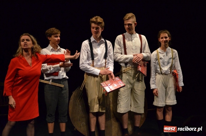 Zdjęcie w galerii na portalu naszraciborz.pl: Blaszany bębenek otworzył trzydniowe raciborskie święto teatru wiadomości z regionu