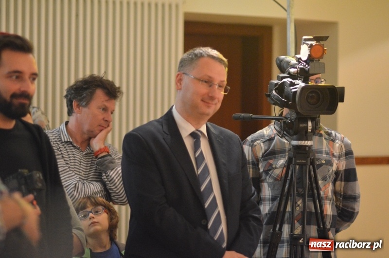 Zdjęcie w galerii na portalu naszraciborz.pl: Blaszany bębenek otworzył trzydniowe raciborskie święto teatru wiadomości z regionu