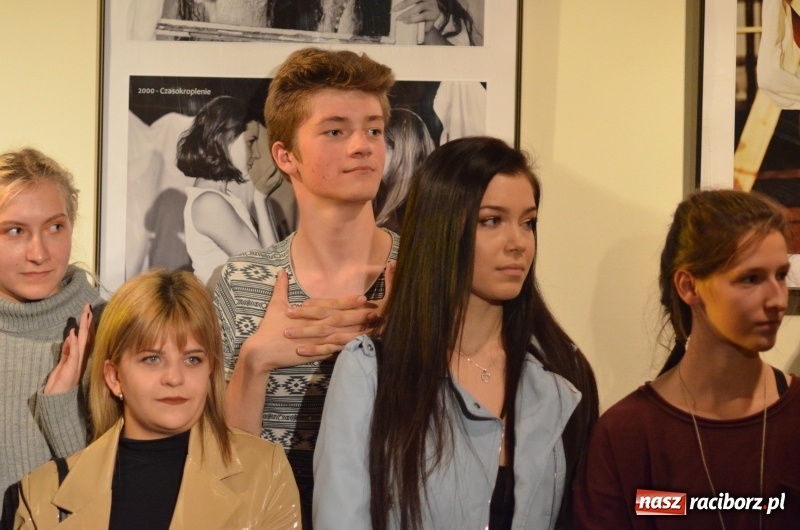 Zdjęcie w galerii na portalu naszraciborz.pl: Blaszany bębenek otworzył trzydniowe raciborskie święto teatru wiadomości z regionu