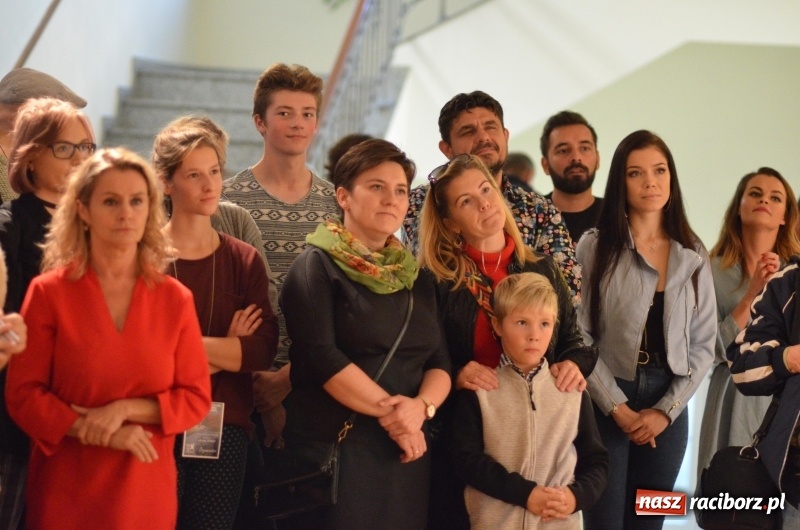 Zdjęcie w galerii na portalu naszraciborz.pl: Blaszany bębenek otworzył trzydniowe raciborskie święto teatru wiadomości z regionu