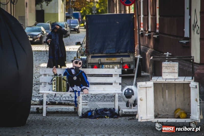 Zdjęcie w galerii na portalu naszraciborz.pl: Artyści wyszli w plener, czyli Bajczarz na raciborskim Rynku wiadomości z regionu