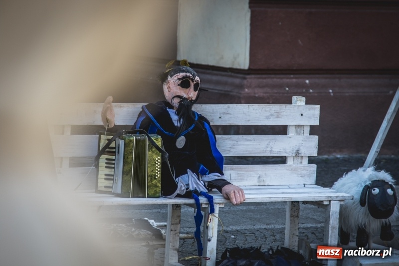 Zdjęcie w galerii na portalu naszraciborz.pl: Artyści wyszli w plener, czyli Bajczarz na raciborskim Rynku wiadomości z regionu