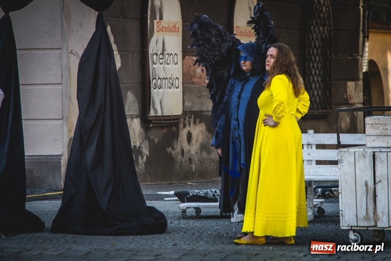 Zdjęcie w galerii na portalu naszraciborz.pl: Artyści wyszli w plener, czyli Bajczarz na raciborskim Rynku wiadomości z regionu