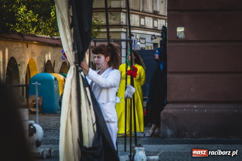 Zdjęcie w galerii na portalu naszraciborz.pl: Artyści wyszli w plener, czyli Bajczarz na raciborskim Rynku wiadomości z regionu