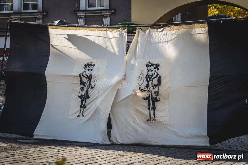 Zdjęcie w galerii na portalu naszraciborz.pl: Artyści wyszli w plener, czyli Bajczarz na raciborskim Rynku wiadomości z regionu