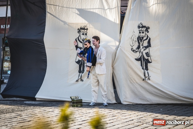 Zdjęcie w galerii na portalu naszraciborz.pl: Artyści wyszli w plener, czyli Bajczarz na raciborskim Rynku wiadomości z regionu
