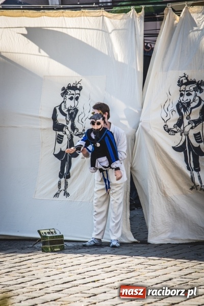 Zdjęcie w galerii na portalu naszraciborz.pl: Artyści wyszli w plener, czyli Bajczarz na raciborskim Rynku wiadomości z regionu