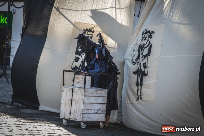 Zdjęcie w galerii na portalu naszraciborz.pl: Artyści wyszli w plener, czyli Bajczarz na raciborskim Rynku wiadomości z regionu