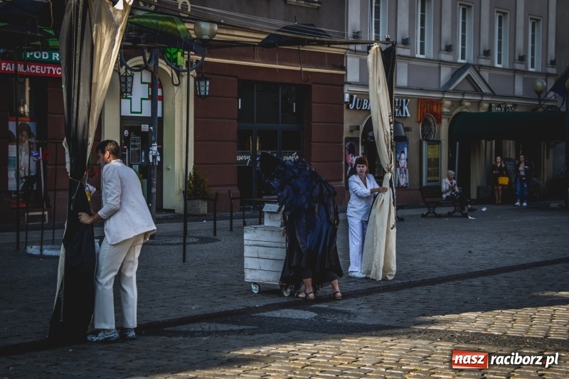Zdjęcie w galerii na portalu naszraciborz.pl: Artyści wyszli w plener, czyli Bajczarz na raciborskim Rynku wiadomości z regionu