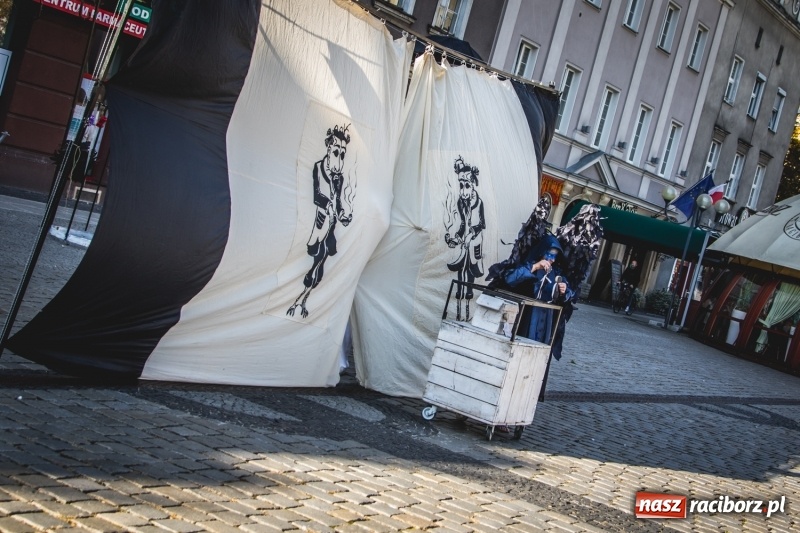 Zdjęcie w galerii na portalu naszraciborz.pl: Artyści wyszli w plener, czyli Bajczarz na raciborskim Rynku wiadomości z regionu