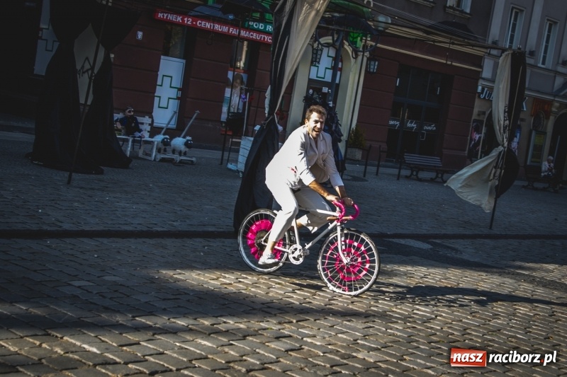 Zdjęcie w galerii na portalu naszraciborz.pl: Artyści wyszli w plener, czyli Bajczarz na raciborskim Rynku wiadomości z regionu